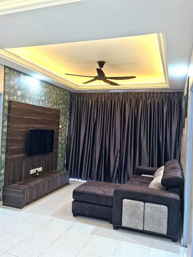 Moonight Luxe Suite, Cameron's Emerald Avenue Apartment