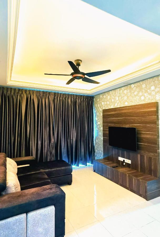 Moonight Luxe Suite, Cameron's Emerald Avenue Apartment *