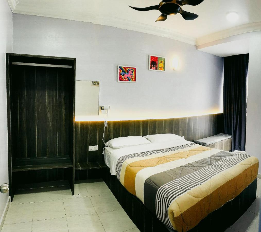 Moonight Luxe Suite, Cameron's Emerald Avenue Apartment